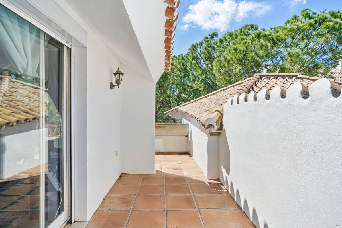 Apartamento de 4 habitaciones en Nueva Andalucia en venta con piscina - 670.000 € (Ref: 9976278)