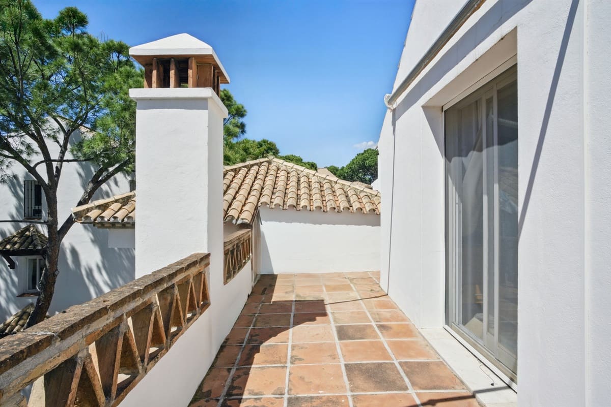 Apartamento de 4 habitaciones en Nueva Andalucia en venta con piscina - 670.000 € (Ref: 9976278)