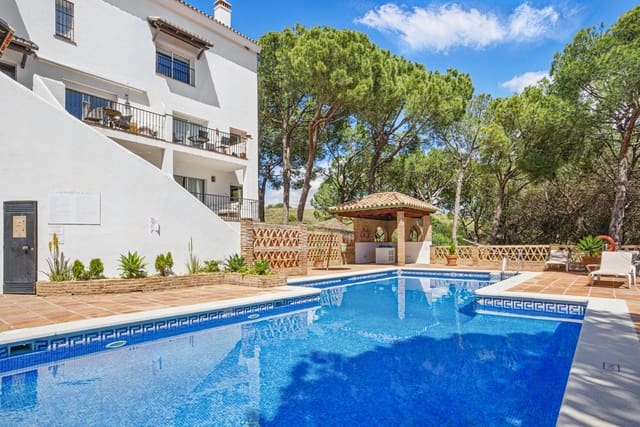 Apartamento de 4 habitaciones en Nueva Andalucia, Marbella en venta con piscina - 670.000 € (Ref: 9976278)