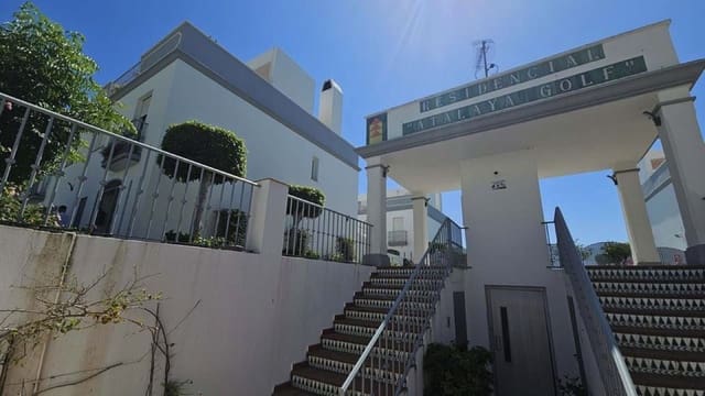 3 soverom Hus til salgs i Atalaya-Isdabe, Estepona med svømmebasseng garasje - € 655 000 (Ref: 9976281)