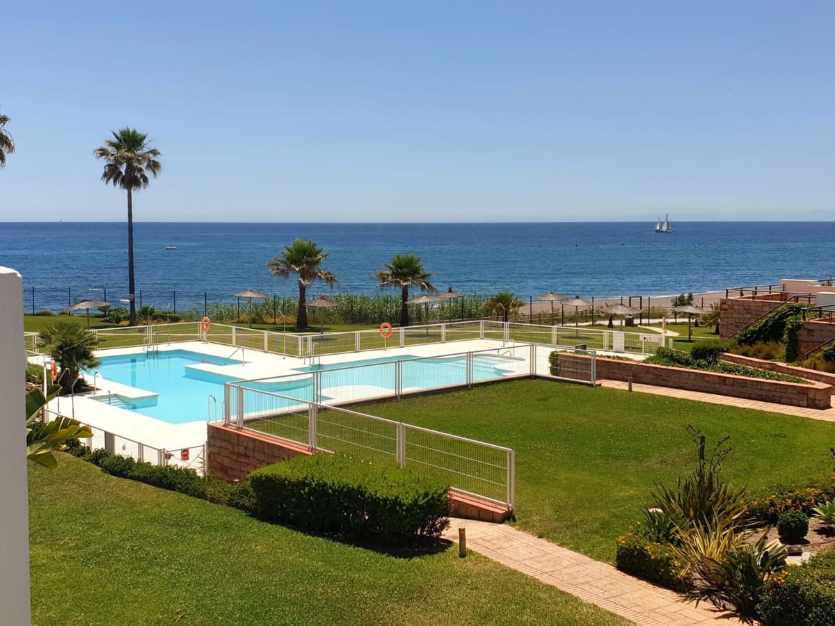 2 soveværelse Semi-Rækkehus til salg i Bahia de Casares med swimmingpool - € 730.000 (Ref: 9976284)