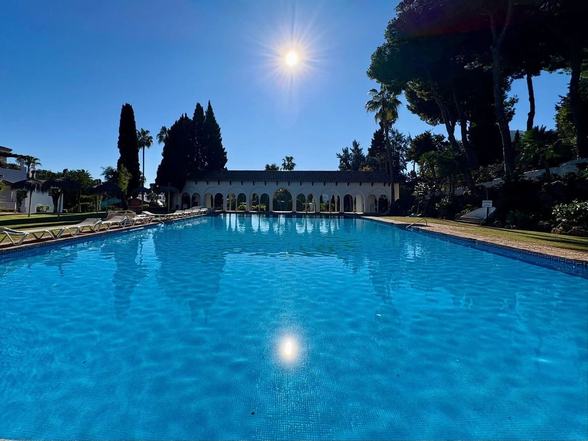 1 sovrum Lägenhet till salu i Marbella med pool - 749 000 € (Ref: 9976290)