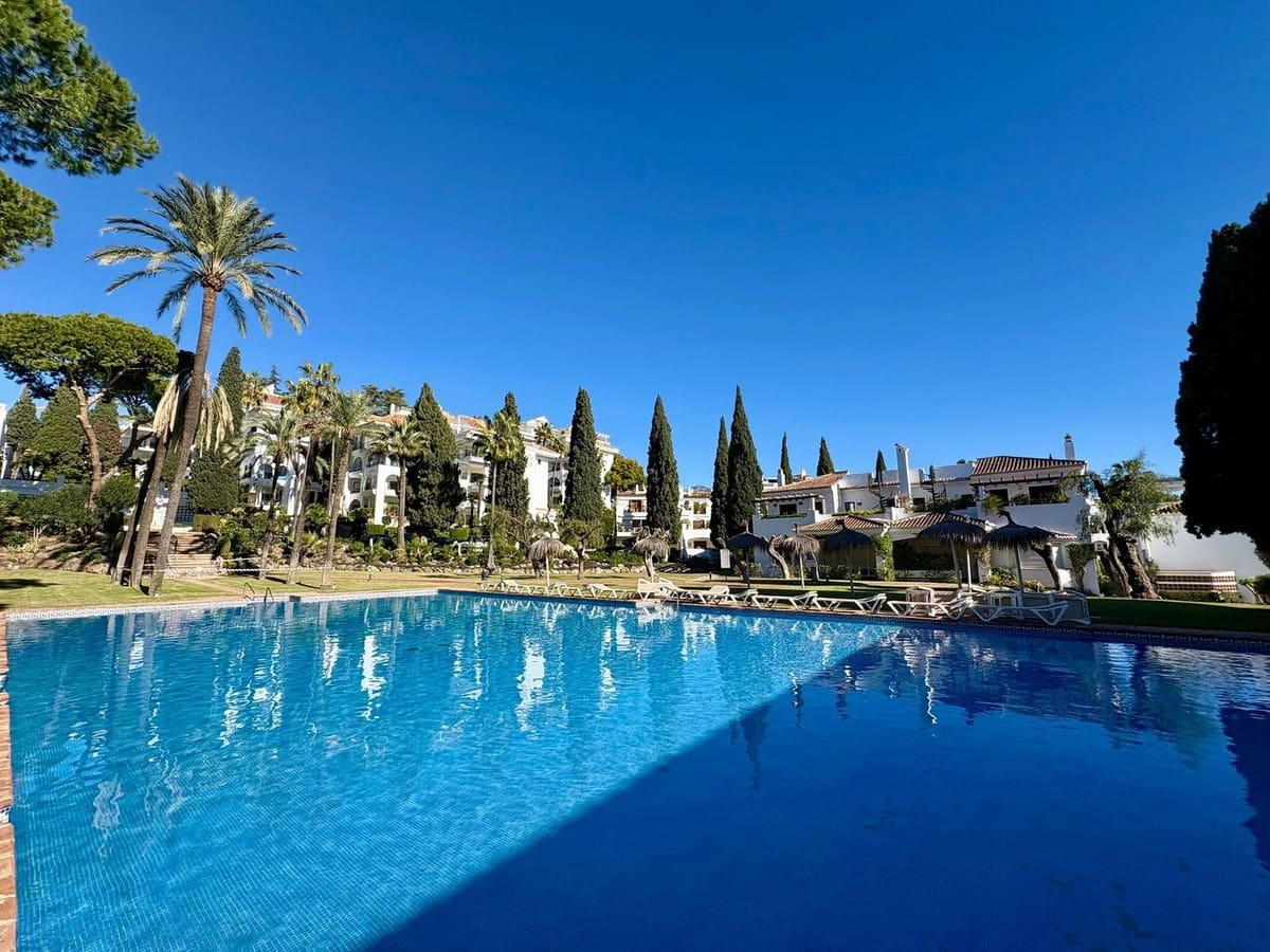 1 sovrum Lägenhet till salu i Marbella med pool - 749 000 € (Ref: 9976290)
