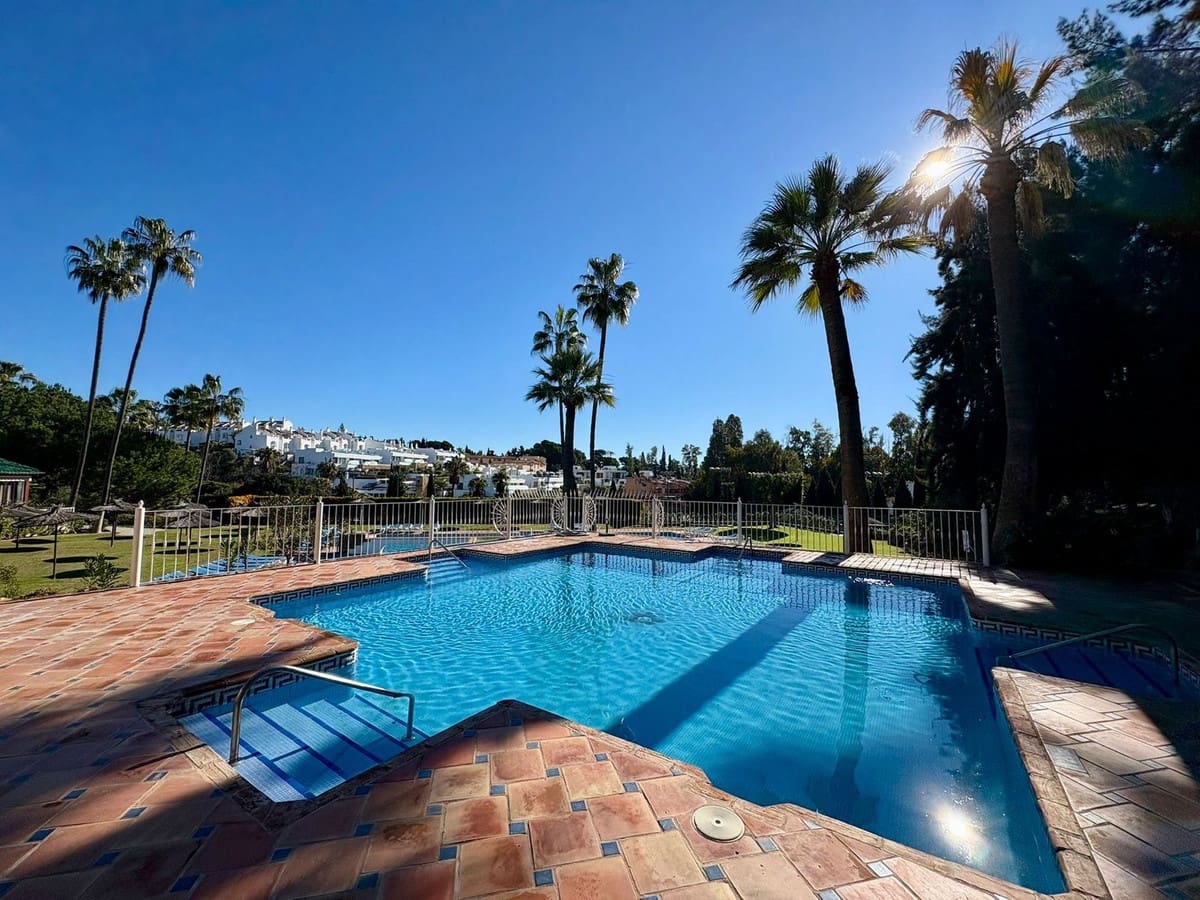 1 sovrum Lägenhet till salu i Marbella med pool - 749 000 € (Ref: 9976290)