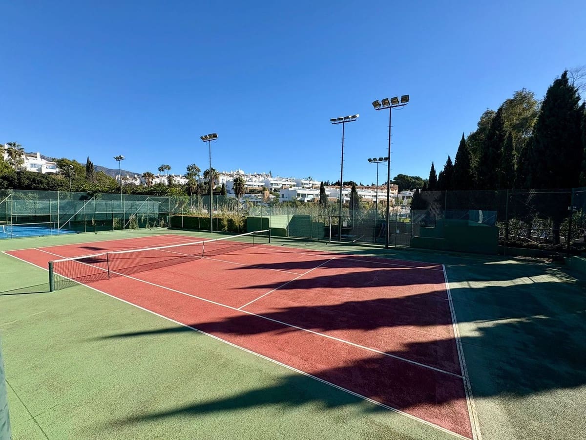 1 sovrum Lägenhet till salu i Marbella med pool - 749 000 € (Ref: 9976290)