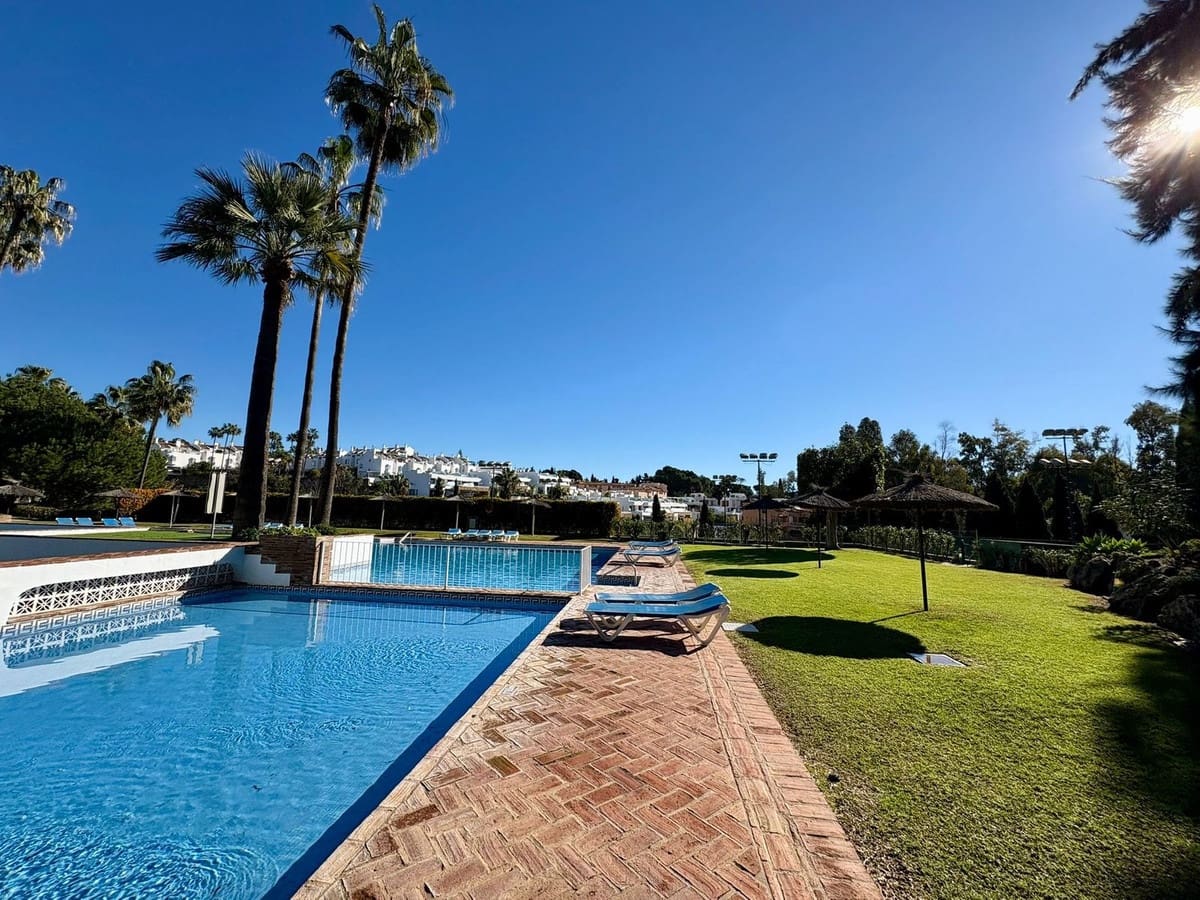 1 sovrum Lägenhet till salu i Marbella med pool - 749 000 € (Ref: 9976290)