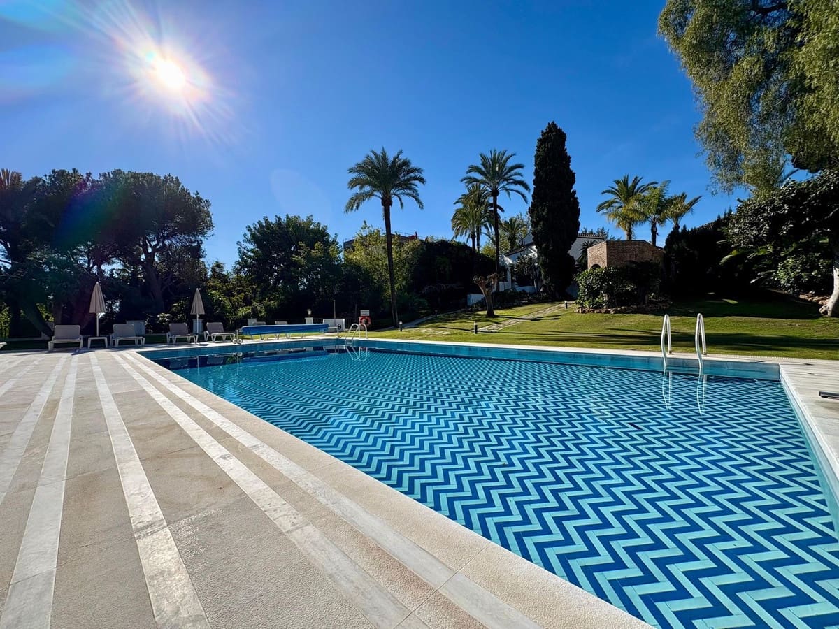 1 sovrum Lägenhet till salu i Marbella med pool - 749 000 € (Ref: 9976290)