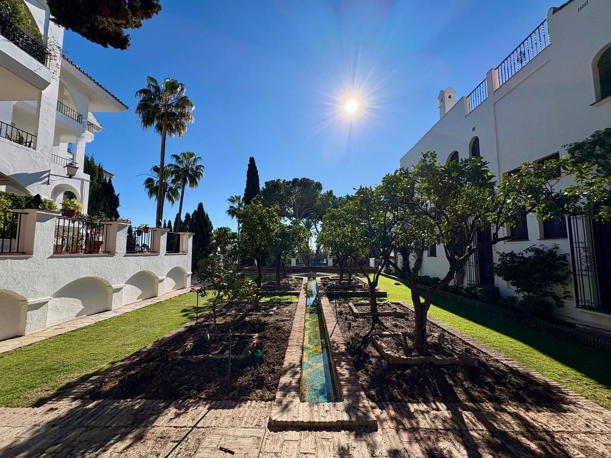 1 sovrum Lägenhet till salu i Marbella med pool - 749 000 € (Ref: 9976290)