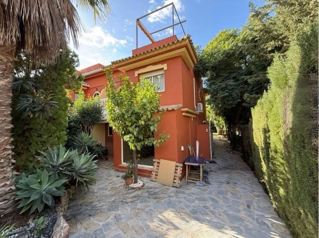Pareado de 4 habitaciones en Atalaya-Isdabe, Estepona en venta con piscina garaje - 699.000 € (Ref: 9976291)