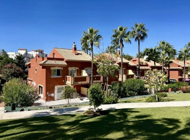 Pareado de 4 habitaciones en Atalaya-Isdabe, Estepona en venta con piscina garaje - 699.000 € (Ref: 9976291)