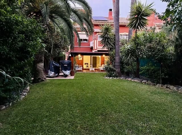 Pareado de 4 habitaciones en Atalaya-Isdabe, Estepona en venta con piscina garaje - 699.000 € (Ref: 9976291)