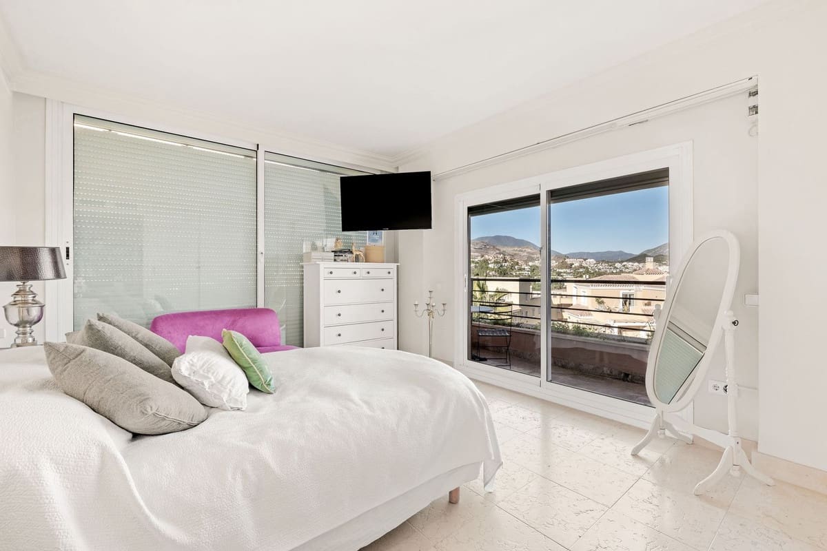 2 soverom Leilighet til salgs i Nueva Andalucia med svømmebasseng - € 685 000 (Ref: 9976299)