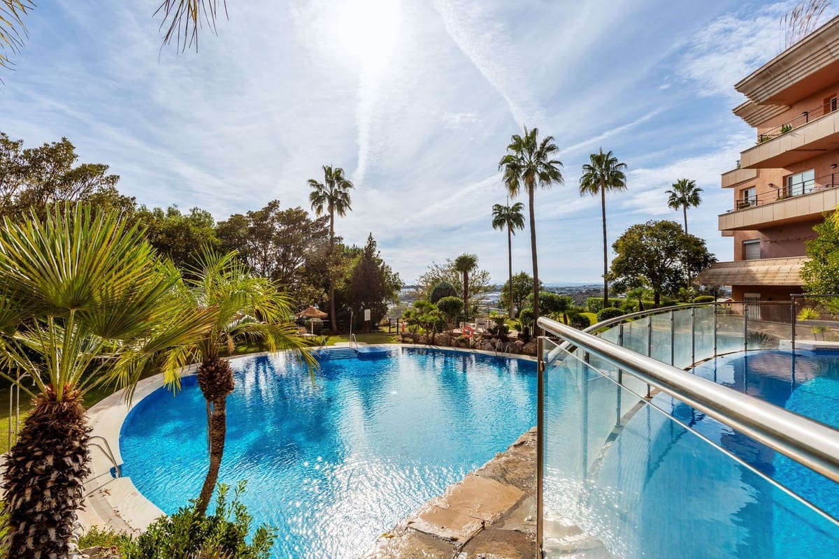 2 soverom Leilighet til salgs i Nueva Andalucia med svømmebasseng - € 685 000 (Ref: 9976299)