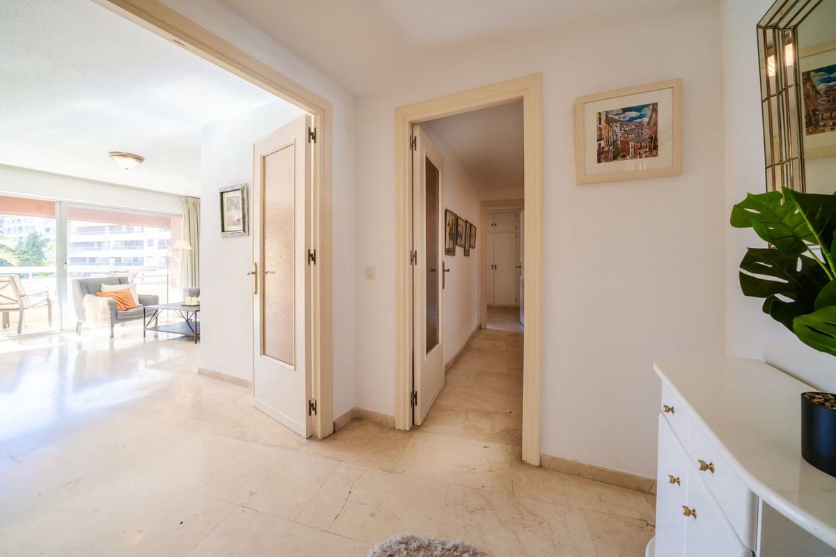 Apartamento de 3 habitaciones en Marbella en venta con piscina - 725.000 € (Ref: 9976301)