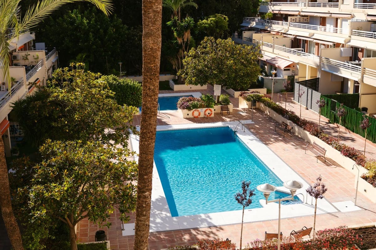 Apartamento de 3 habitaciones en Marbella en venta con piscina - 725.000 € (Ref: 9976301)