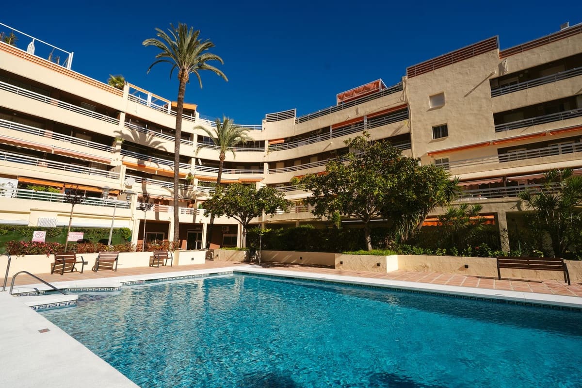 Apartamento de 3 habitaciones en Marbella en venta con piscina - 725.000 € (Ref: 9976301)