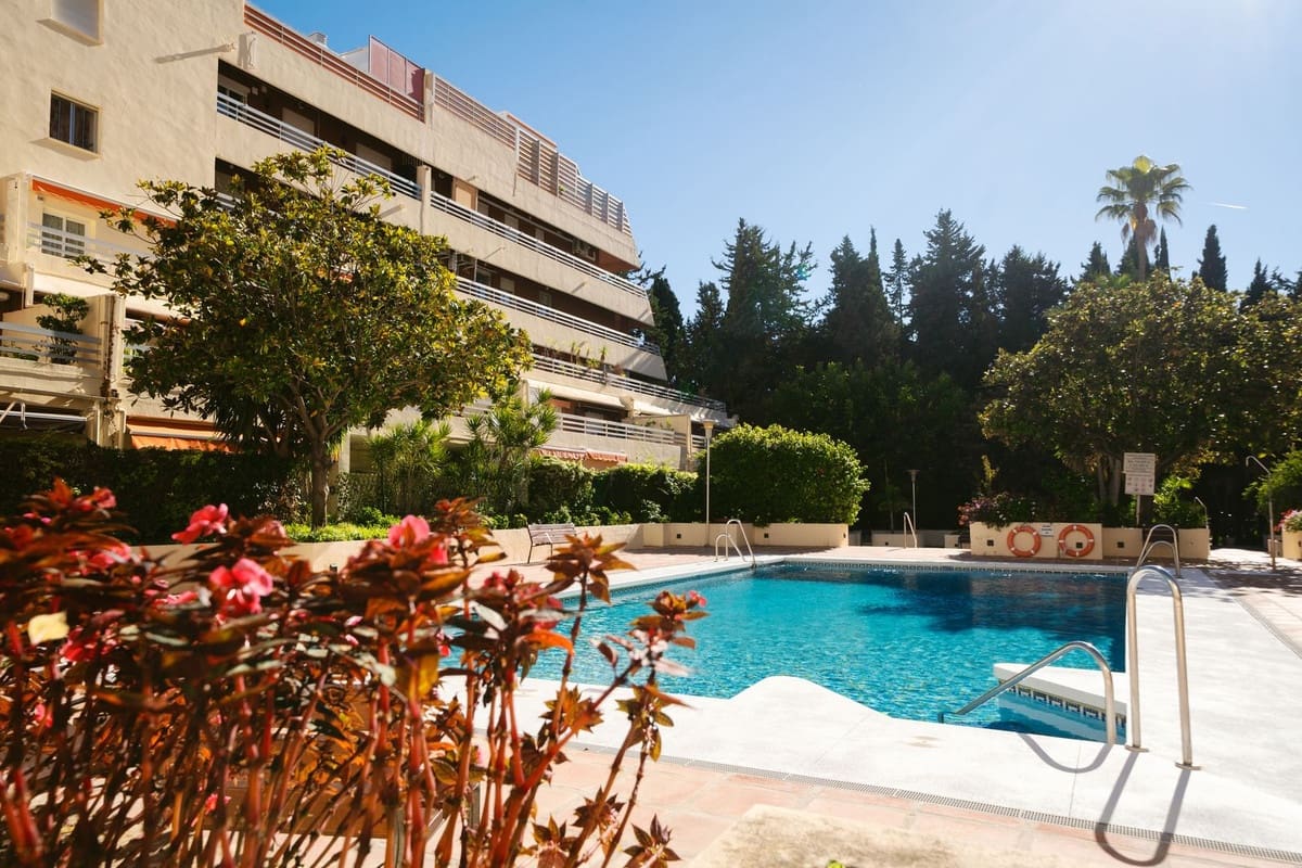 Apartamento de 3 habitaciones en Marbella en venta con piscina - 725.000 € (Ref: 9976301)