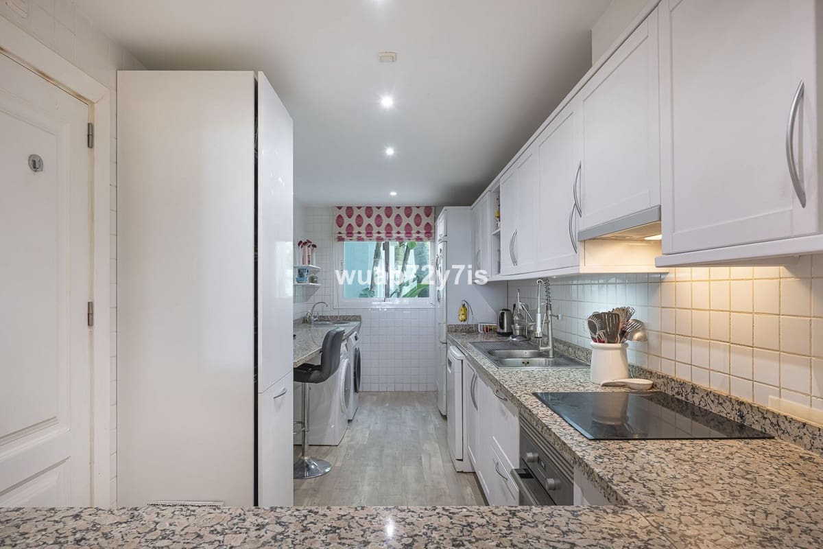 3 soveværelse Lejlighed til salg i Nueva Andalucia med swimmingpool garage - € 696.500 (Ref: 9976303)