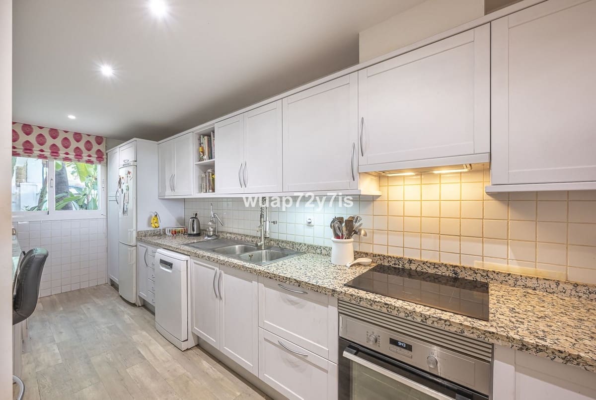 3 soveværelse Lejlighed til salg i Nueva Andalucia med swimmingpool garage - € 696.500 (Ref: 9976303)