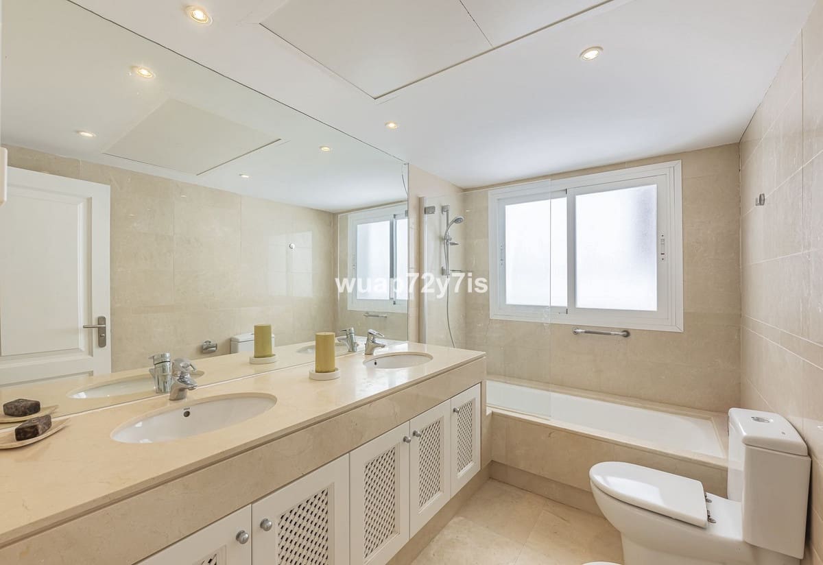 3 soveværelse Lejlighed til salg i Nueva Andalucia med swimmingpool garage - € 696.500 (Ref: 9976303)