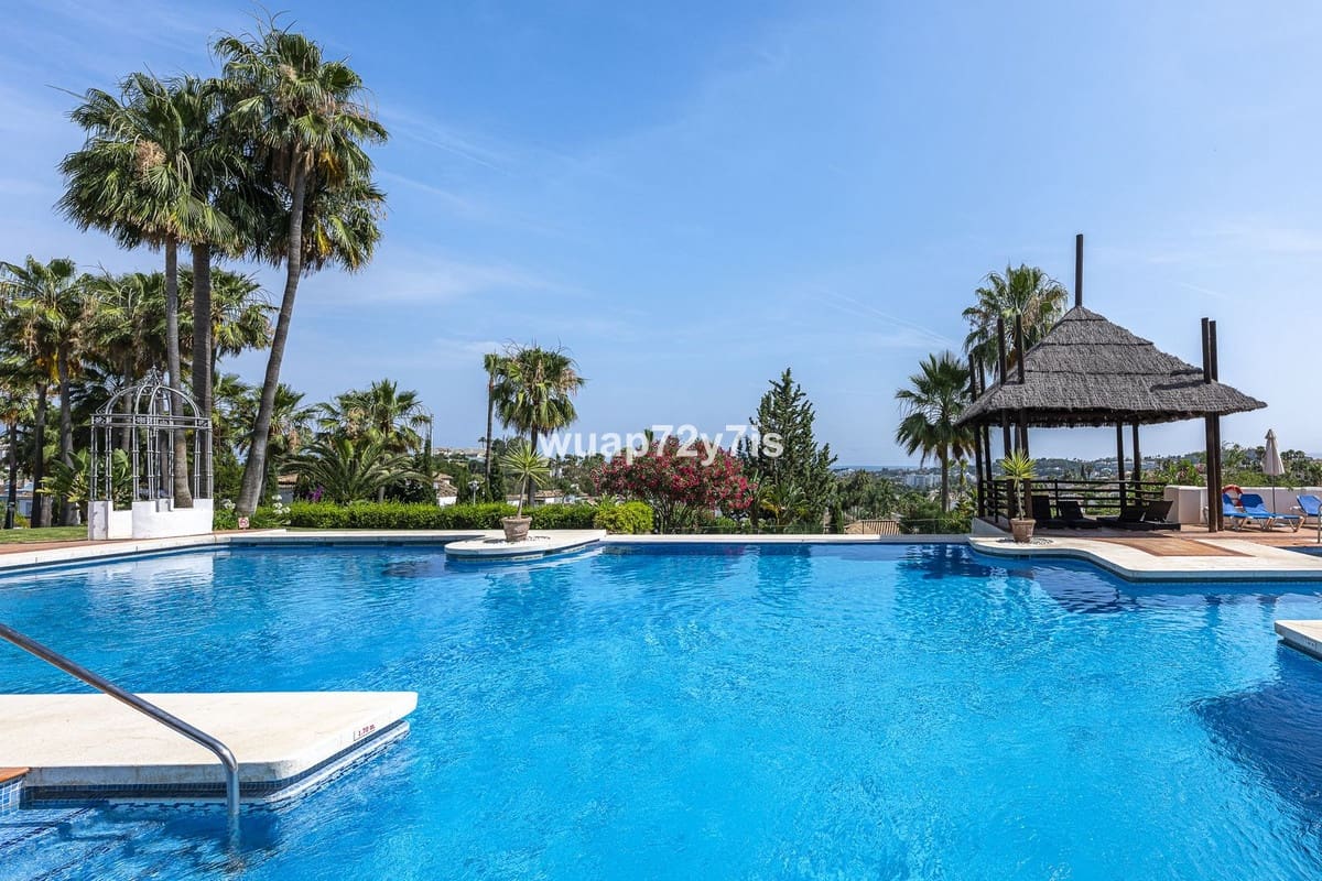 3 soveværelse Lejlighed til salg i Nueva Andalucia med swimmingpool garage - € 696.500 (Ref: 9976303)