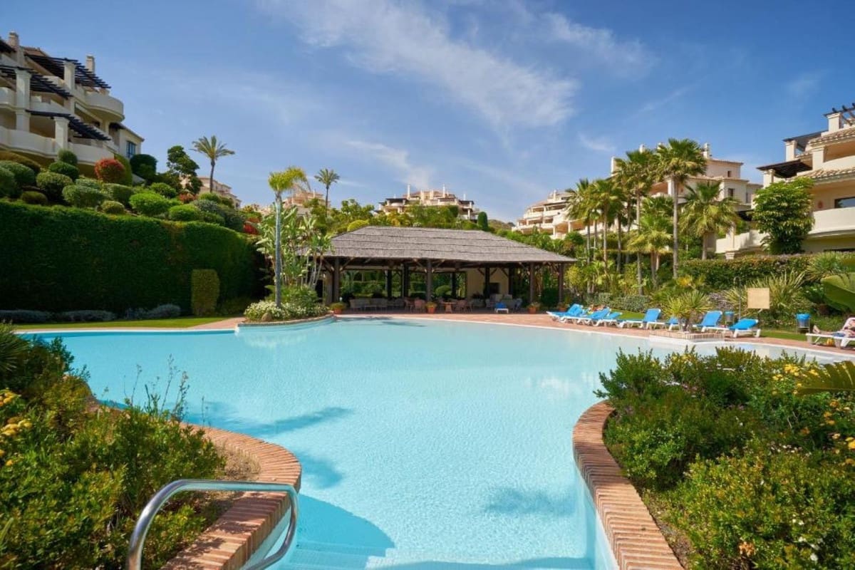 3 sovrum Lägenhet till salu i Benahavis med pool garage - 660 000 € (Ref: 9976312)