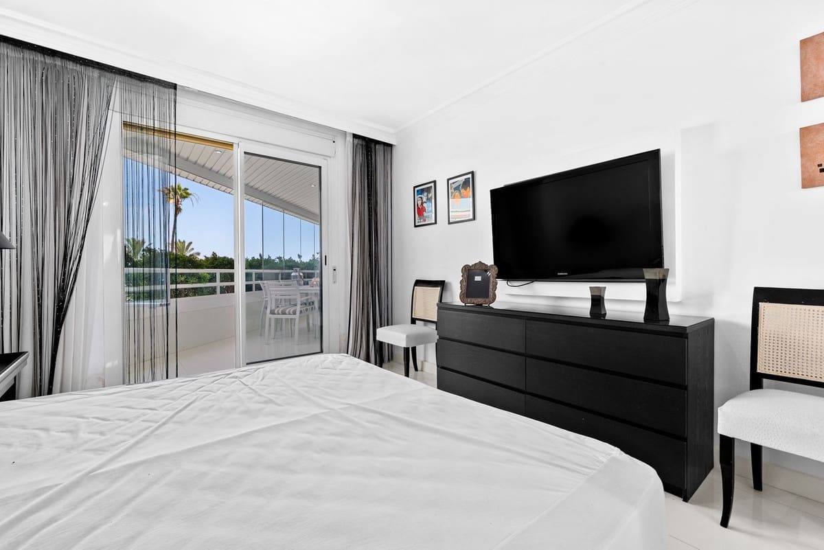 4 bedroom Apartment for sale in Marbella with pool - € 3,300,000 (Ref: 9976562)
