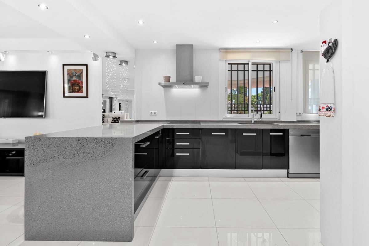 4 bedroom Apartment for sale in Marbella with pool - € 3,300,000 (Ref: 9976562)