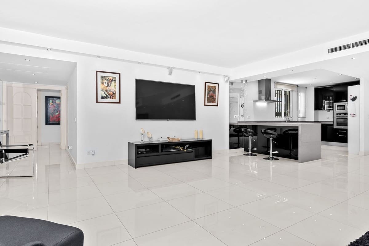 4 bedroom Apartment for sale in Marbella with pool - € 3,300,000 (Ref: 9976562)