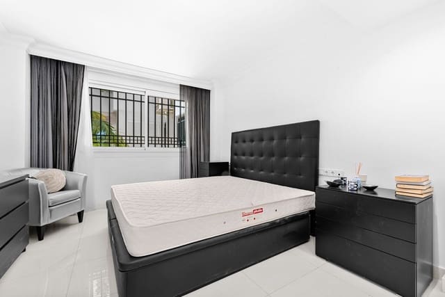 4 bedroom Apartment for sale in Marbella with pool - € 3,300,000 (Ref: 9976562)