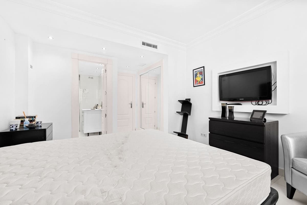 4 bedroom Apartment for sale in Marbella with pool - € 3,300,000 (Ref: 9976562)