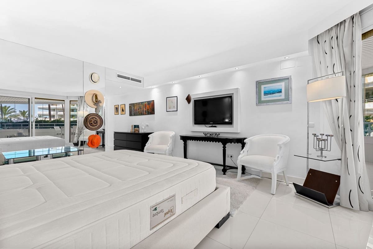 4 bedroom Apartment for sale in Marbella with pool - € 3,300,000 (Ref: 9976562)