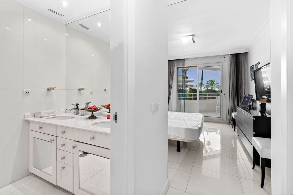 4 bedroom Apartment for sale in Marbella with pool - € 3,300,000 (Ref: 9976562)