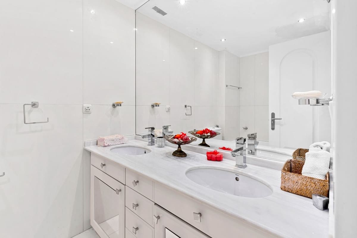 4 bedroom Apartment for sale in Marbella with pool - € 3,300,000 (Ref: 9976562)