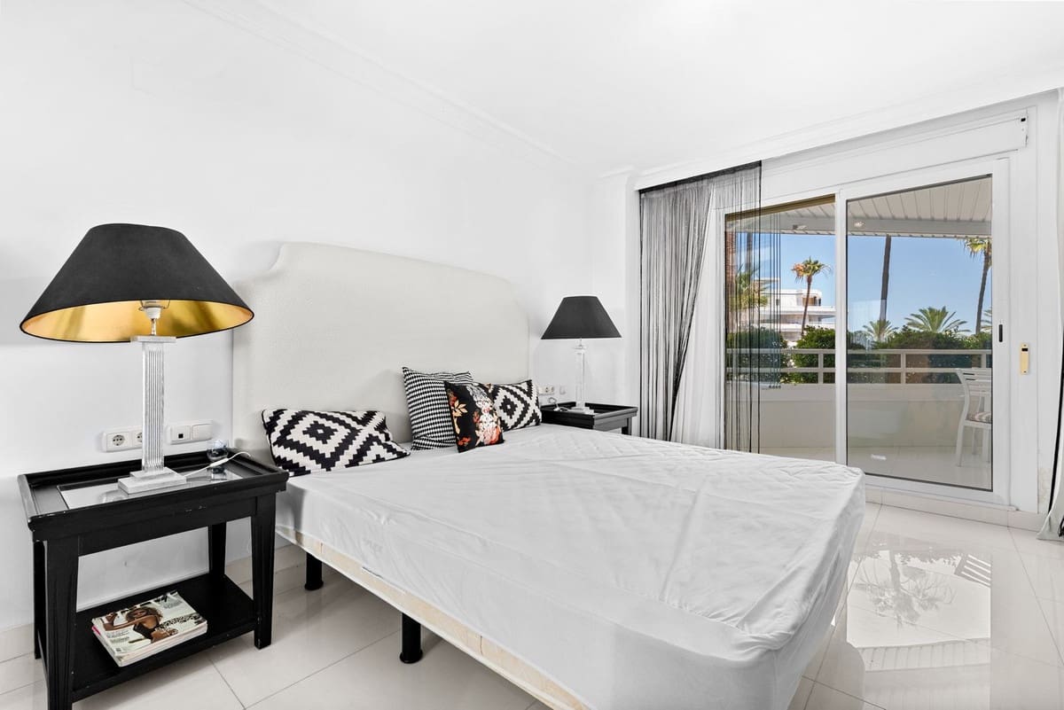 4 bedroom Apartment for sale in Marbella with pool - € 3,300,000 (Ref: 9976562)