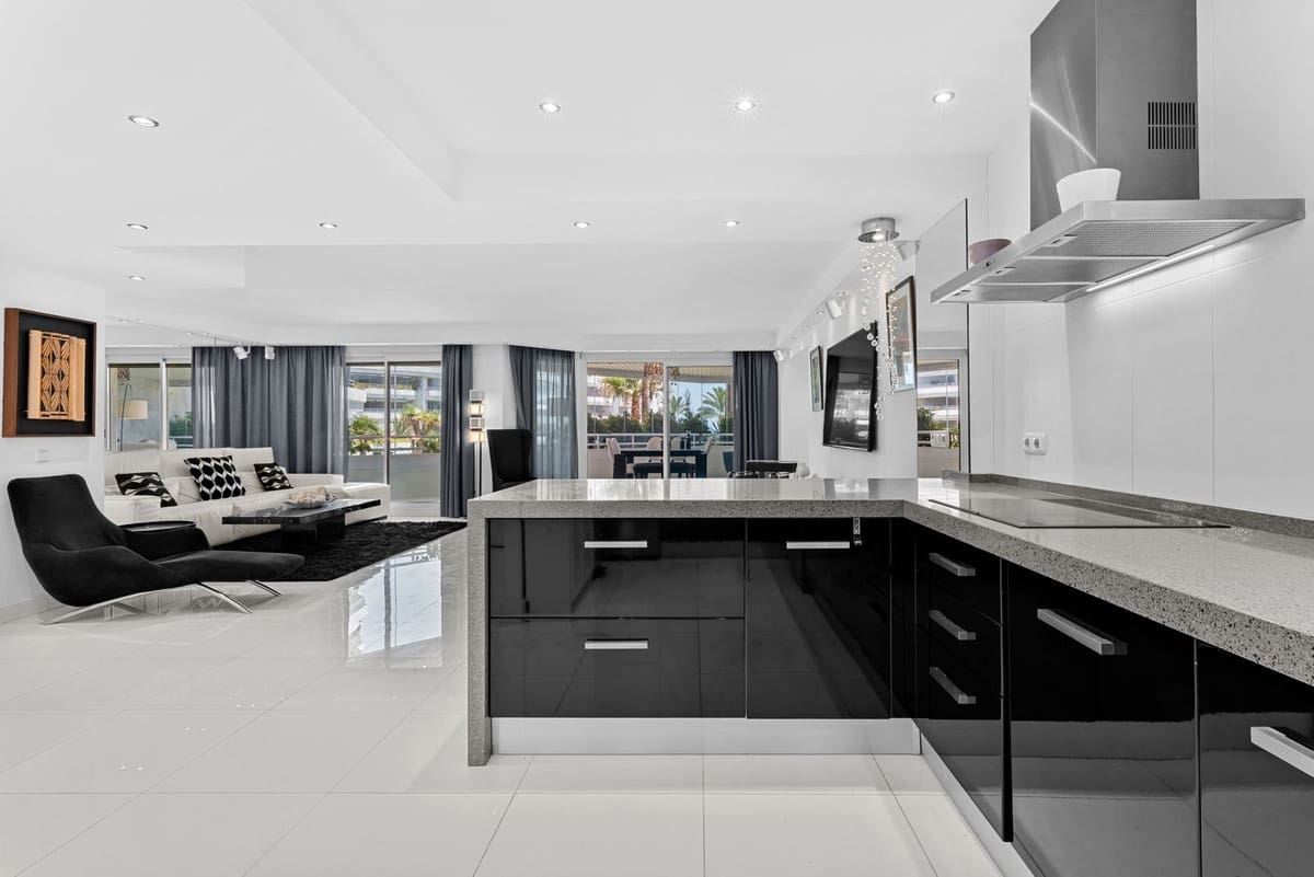 4 bedroom Apartment for sale in Marbella with pool - € 3,300,000 (Ref: 9976562)