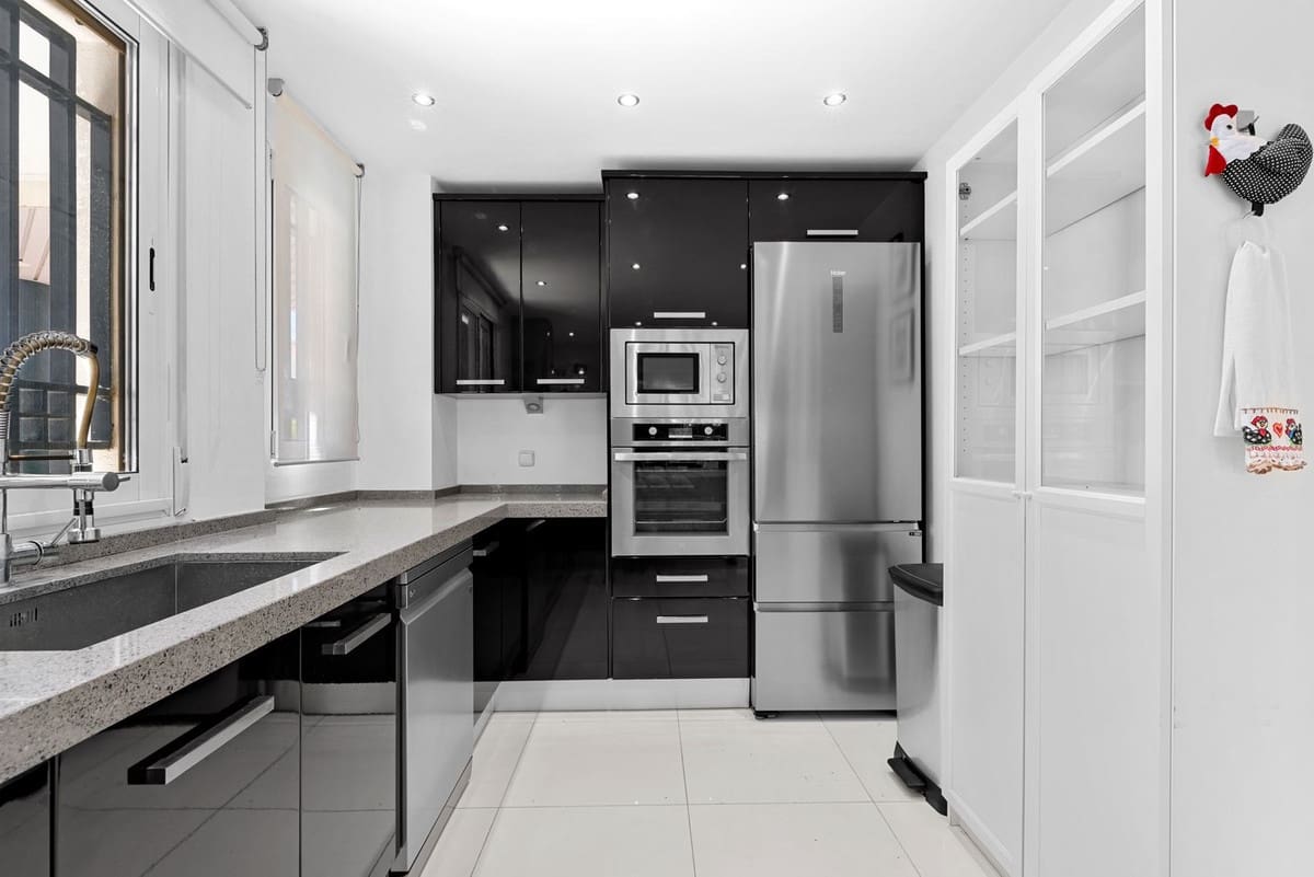 4 bedroom Apartment for sale in Marbella with pool - € 3,300,000 (Ref: 9976562)