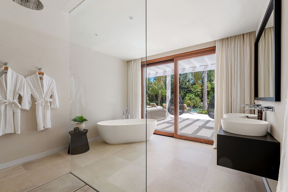 4 bedroom Villa for sale in Nueva Andalucia with pool - € 4,995,000 (Ref: 9976563)