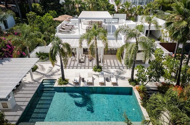 4 bedroom Villa for sale in Las Brisas, Marbella with pool - € 4,995,000 (Ref: 9976563)