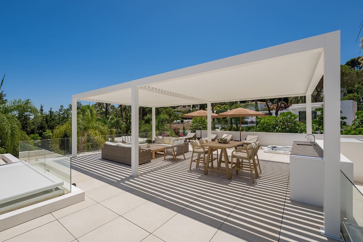 4 bedroom Villa for sale in Nueva Andalucia with pool - € 4,995,000 (Ref: 9976563)