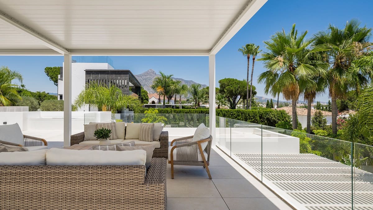 4 bedroom Villa for sale in Nueva Andalucia with pool - € 4,995,000 (Ref: 9976563)