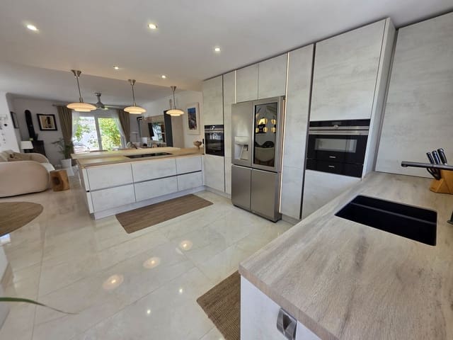 3 soverom Hus til salgs i La Cala de Mijas, Mijas med svømmebasseng - € 925 000 (Ref: 9976565)