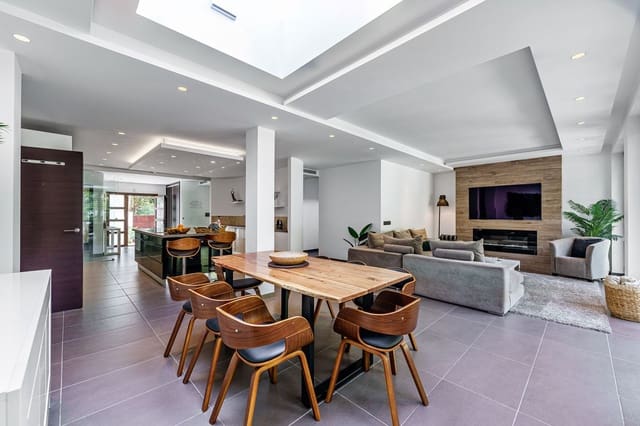 Chalet de 5 habitaciones en El Rosario, Marbella en venta con piscina - 2.590.000 € (Ref: 9976567)