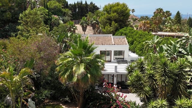 Chalet de 5 habitaciones en El Rosario, Marbella en venta con piscina - 2.590.000 € (Ref: 9976567)