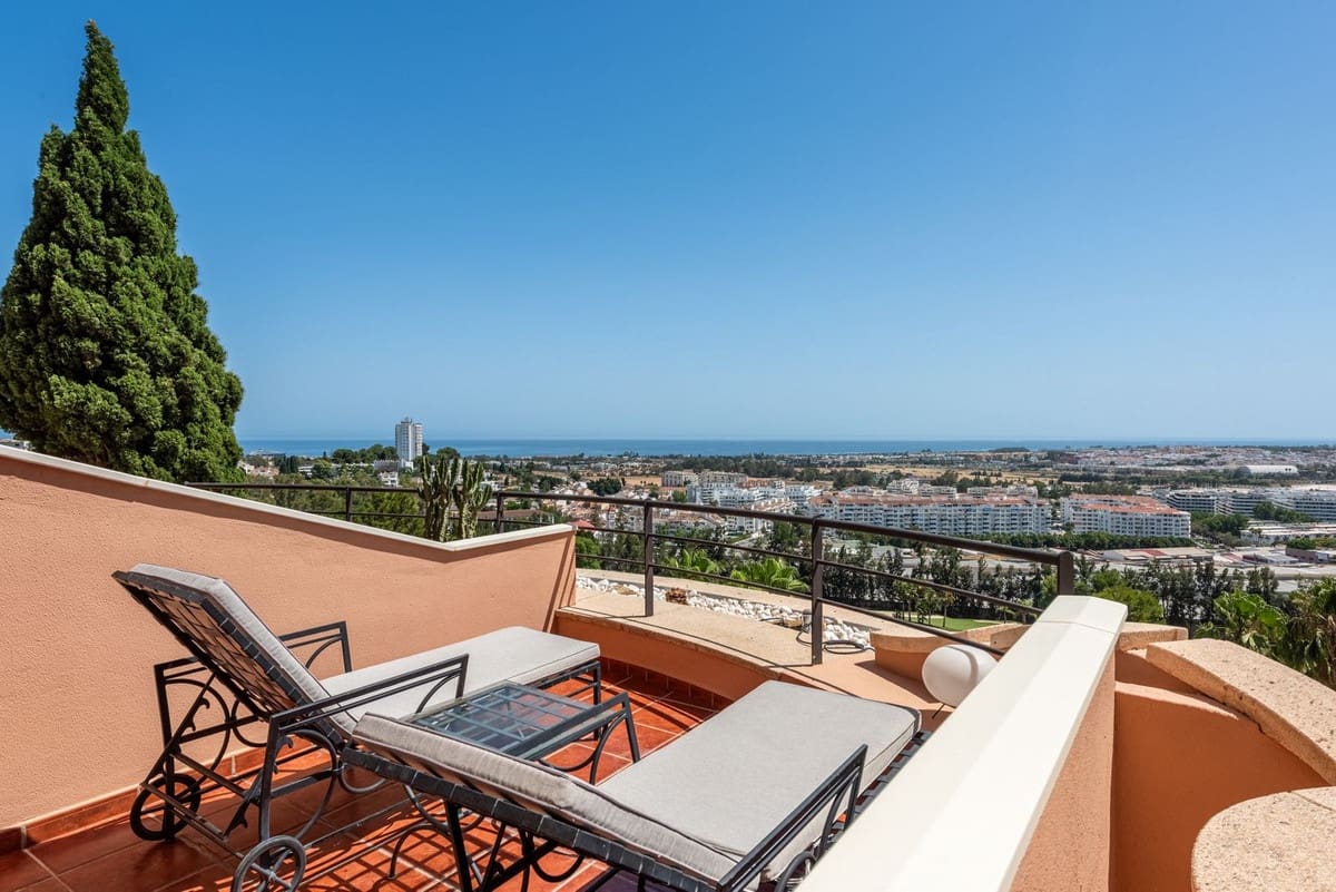 Apartamento de 2 habitaciones en Nueva Andalucia en venta con piscina garaje - 849.000 € (Ref: 9976571)