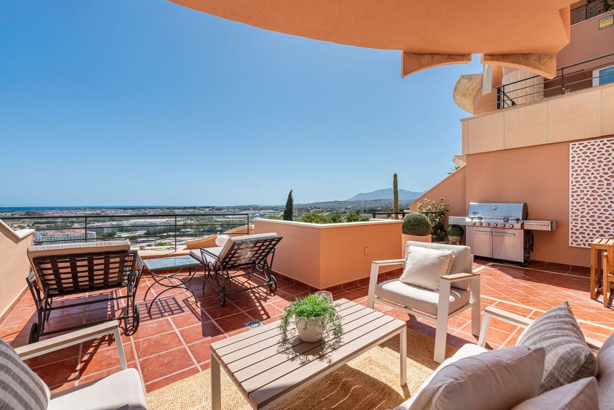 Apartamento de 2 habitaciones en Nueva Andalucia en venta con piscina garaje - 849.000 € (Ref: 9976571)