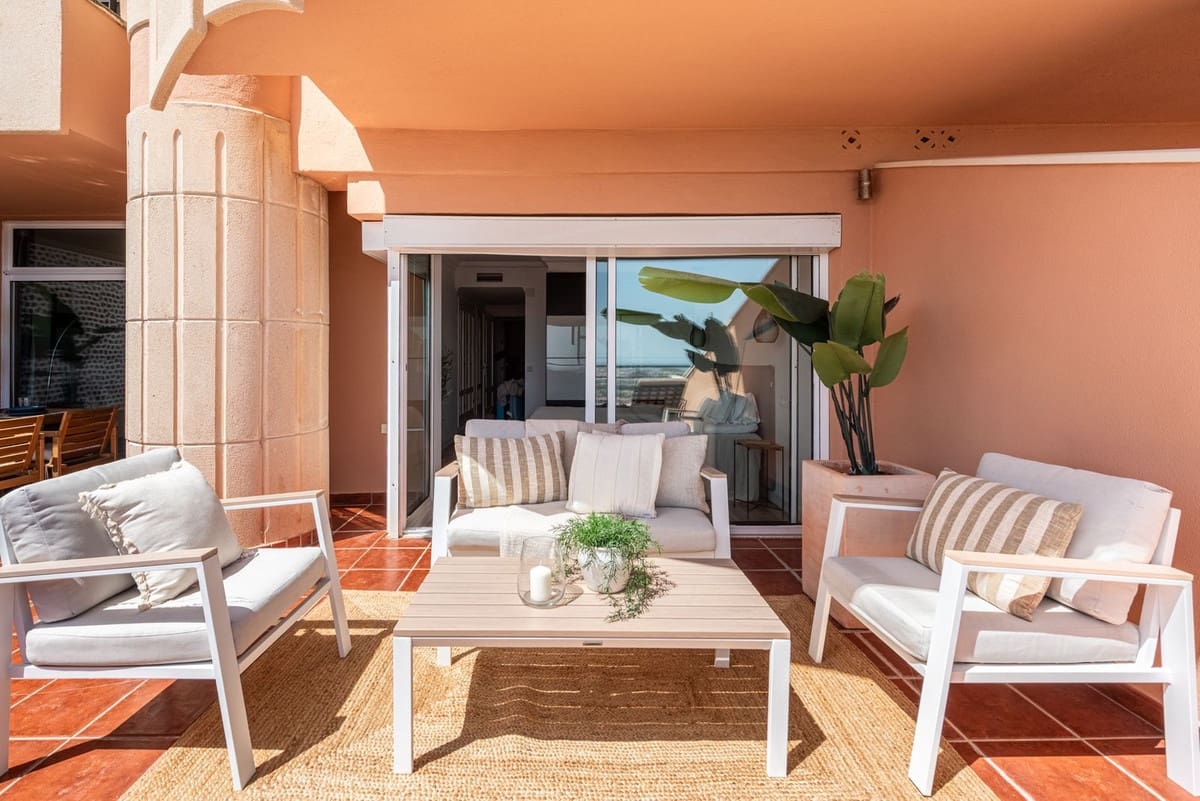 Apartamento de 2 habitaciones en Nueva Andalucia en venta con piscina garaje - 849.000 € (Ref: 9976571)