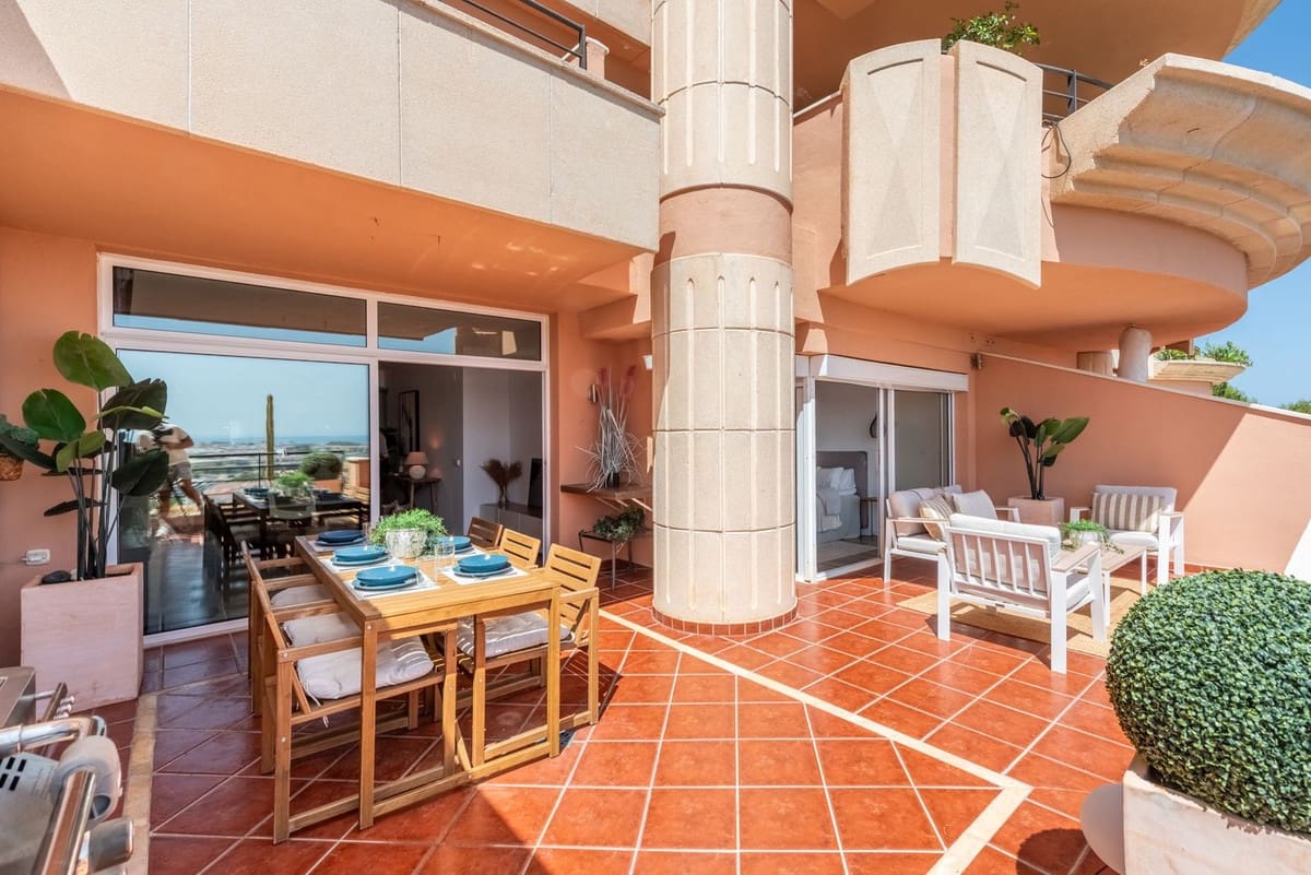 Apartamento de 2 habitaciones en Nueva Andalucia en venta con piscina garaje - 849.000 € (Ref: 9976571)