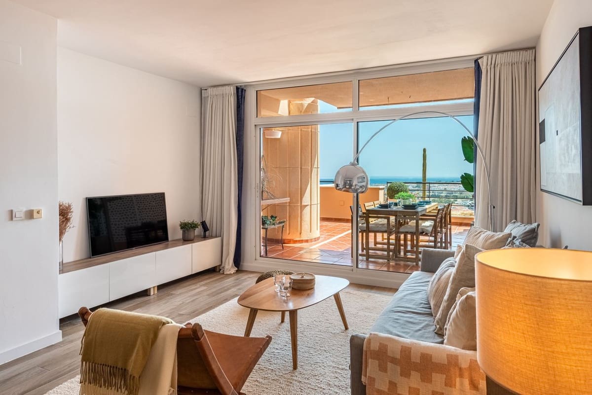 Apartamento de 2 habitaciones en Nueva Andalucia en venta con piscina garaje - 849.000 € (Ref: 9976571)