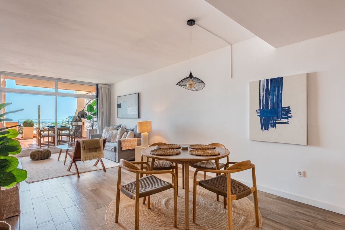 Apartamento de 2 habitaciones en Nueva Andalucia en venta con piscina garaje - 849.000 € (Ref: 9976571)
